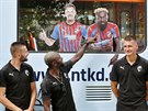 Plzeský fotbalista Joel Kayamba upozoruje na svou podobiznu na tramvaji,...