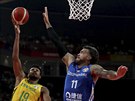 Leandro Barbosa (vlevo) z Brazílie se pokouí pekonat eského reprezentanta...