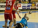 Momentka z duelu Poháru EHF: Talent Plze (modrá) vs. Haukar