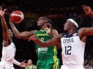 Brazilský basketbalista Cristiano Felício u míe v osmifinálovém duelu s USA.