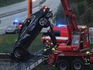 Nehoda na dálnici D1 u Jene. Auto vyletlo ze silnice pímo do retenní náde...