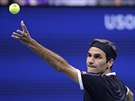 Podání Rogera Federera ve tvrtfinále US Open.