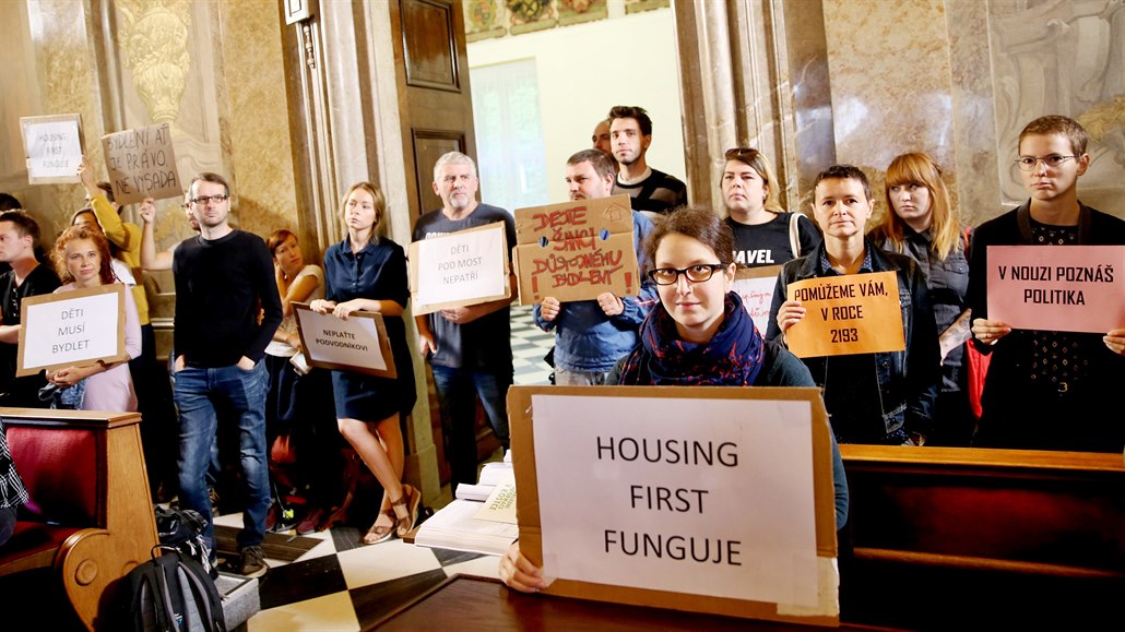 Asi stovka lidí protestovala na zasedání brn�nského zastupitelstva kv�li zám�ru se�krtat po�et byt� ur�ených pro bezdomovce. (zá�í 2019)