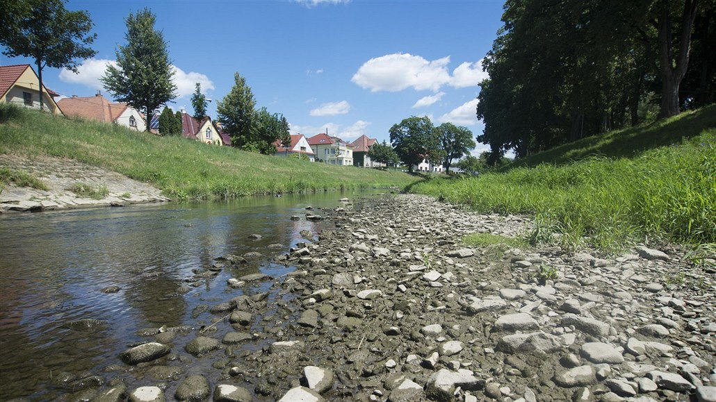 Vyschlá řeka Dřevnice ve Zlíně loni v létě. Letos se situace může opakovat.