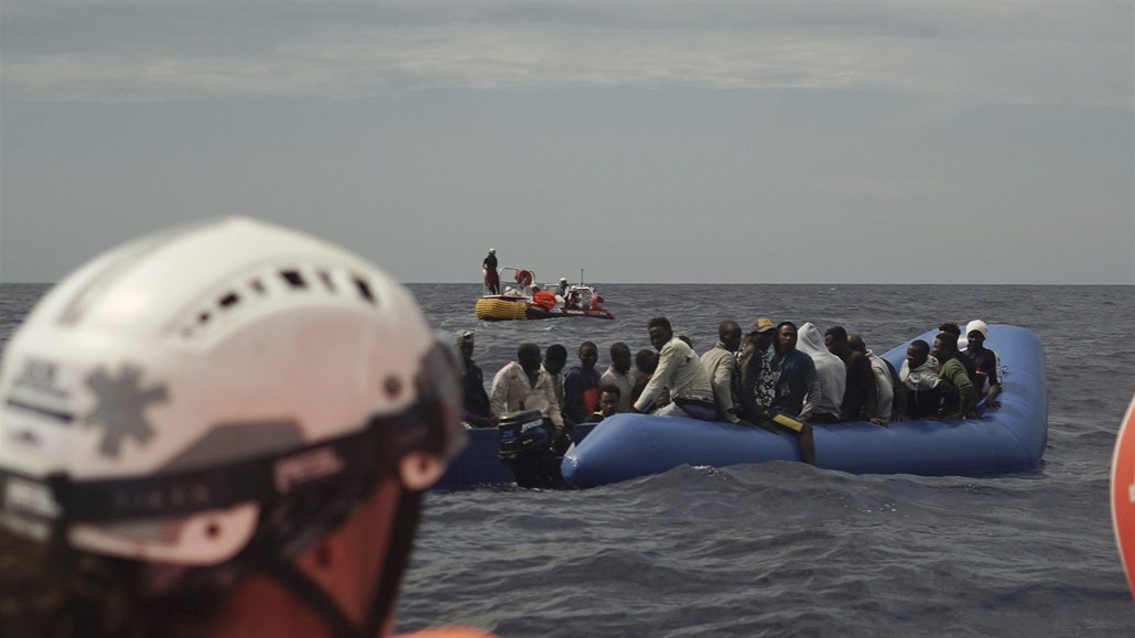 Převzetí migrantů za hranicí libyjských teritoriálních vod (8. srpna 2019)