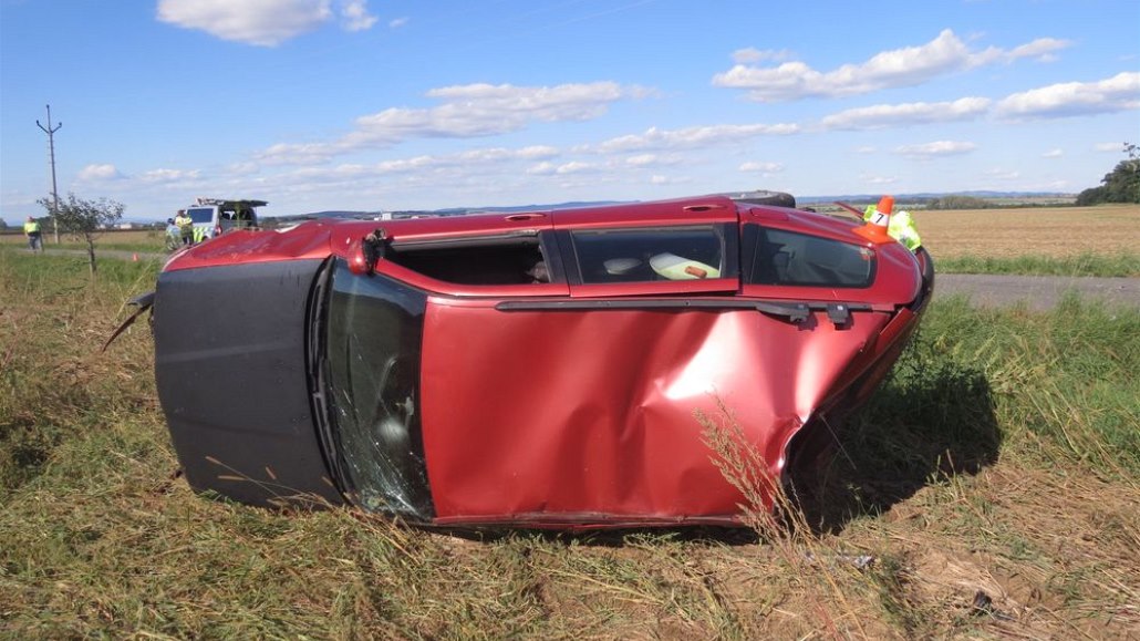 Řidič kamionu smetl na Přerovsku osobní vůz do pole, jeho řidička skončila v...