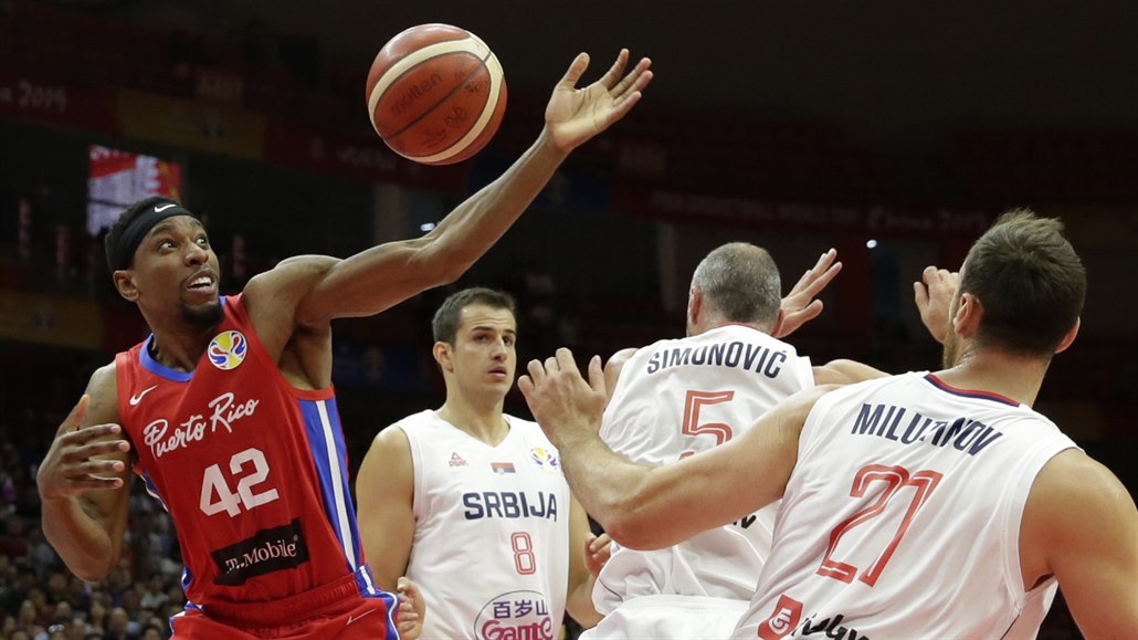 Portorický basketbalista Alexander Franklin (vlevo) se sápe po mí�i, sledují ho...