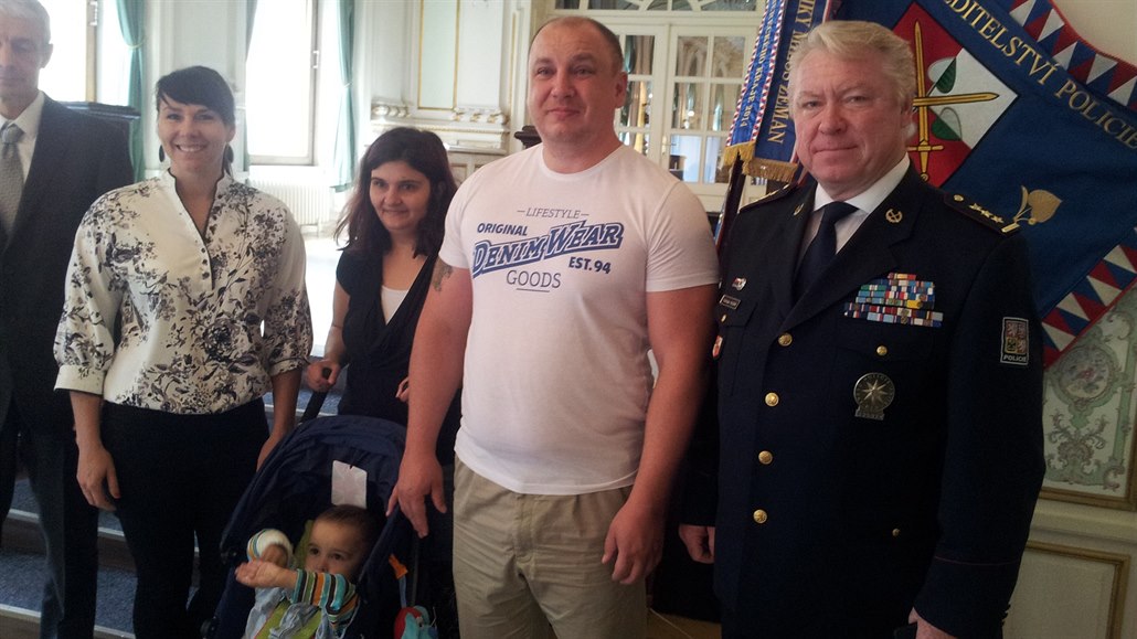 Oceněný Julius Jano (v bílém tričku) vedle ředitele krajské policie Vladislava...