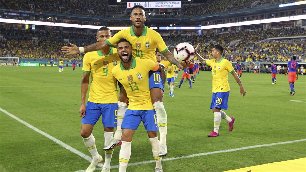 Brazilský útočník Neymar (s číslem 10) slaví se spoluhráči svou trefu proti...