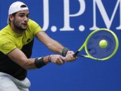 Matteo Berrettini z Itlie hraje bekhend ve tvrtfinle US Open.