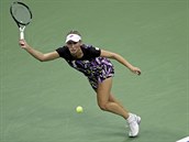 Belgianka Elise Mertensov se natahuje po mi ve tvrtfinle US Open.