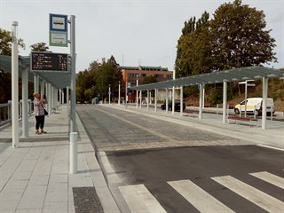 Prostor před karlovarským horním nádražím je po rekonstrukci.