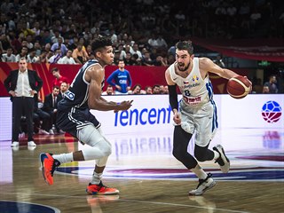 HVĚZDY. Český basketbalista Tomáš Satoranský je během osmifinále MS bráněn...