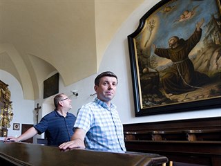 Pavel Andrš a Jan Heinzl v kapli pod obrazem sv. Františka.