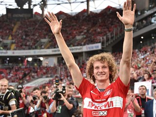 VŠECHNO JE KUDRNATÉ. Český záložník Alex Král poprvé zdraví fanoušky Spartaku...