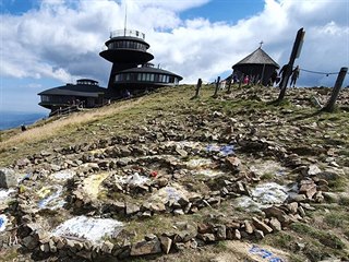Neznámí výtržníci v noci na vrcholu Sněžky v zakázané zóně poskládali kameny do...