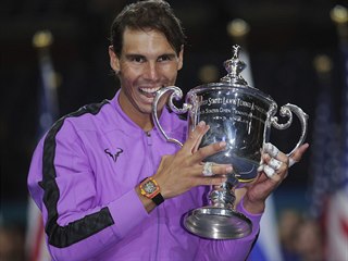Španělský tenista Rafael Nadal s trofejí pro vítěze US Open.
