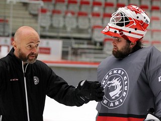 Třinecký brankář Patrik Bartošák (vpravo) naslouchá Jaroslavu Kamešovi.