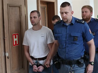 Eskorta přivádí k soudu dvojici obžalovaných v případu vraždy čerpadlářky v...