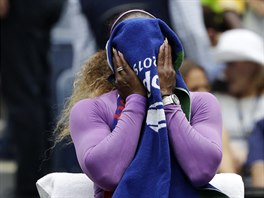 Serena Williamsov se ukliduje bhem finle US Open.