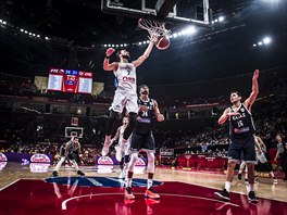 esk basketbalista Vojtch Hruban zakonuje proti ecku.