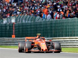 Charles Leclerc projd se svm vozem Ferrari trat Velk ceny Belgie.