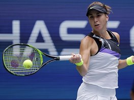 vcarka Belinda Bencicov hraje forhend ve tvrtfinle US Open.