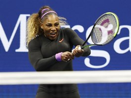 Amerianka Serena Williamsov odehrv balon bhem semifinle US Open.