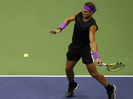 panl Rafael Nadal hraje forhend v semifinle US Open.
