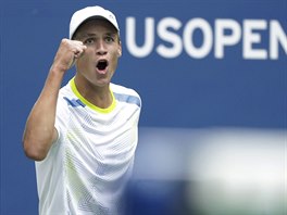 Jon Forejtek se povzbuzuje ve finle dvouhry junior US Open.