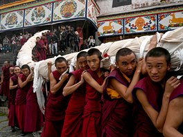 NÁBOENSKÁ MALBA. Tibettí mnii nesou velikou buddhistickou malbu na plátn,...