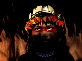 INDIÁNKA. Domorodá dívka z kmene Shanenawa se úastní obadu, který oslavuje...