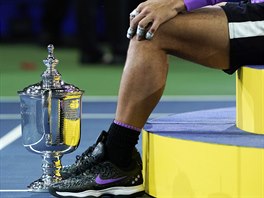 panlsk tenista Rafael Nadal s trofej pro vtze US Open.