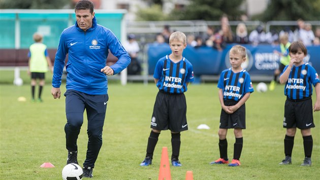 Inter Miln otevr akademii v esku. Ukzkov trnink probhl i za asti bvalho skvlho obrnce Javiera Zanettiho.