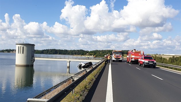 Kamion po srážce s osobním autem spadl do přehrady Jesenice u Chebu.