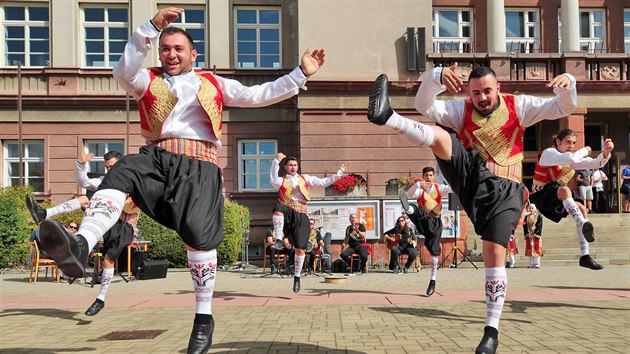 Vystoupen folklornho souboru ze Severnho Kypru na Mrovm nmst v Ostrov v rmci programu 24. ronku Mezinrodnho folklornho festivalu Karlovy Vary.