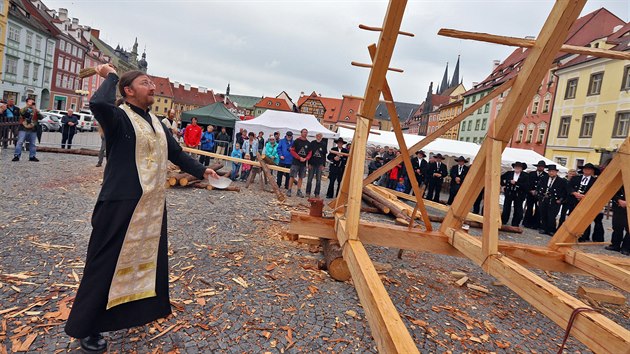 Otec Vít Metoděj Kout žehná krovu na chebském náměstí.