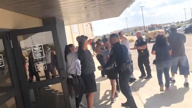 Policie evakuovala nvtvnky kina Cinergy Odessa v Texasu. tonk zabil bhem stelby pt lid a 21 zranil. (1. z 2019)