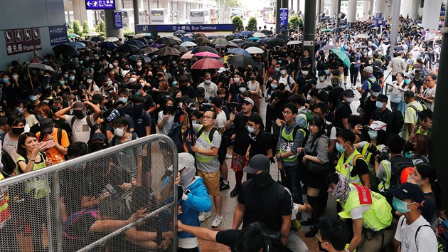 Demonstranti v Hongkongu stoj ped branami letit (1. z 2019)