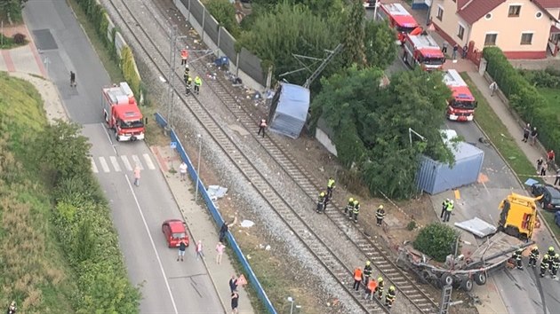 Pohled z vrtulníku záchranářů na nehodu vlaku s kamionem v Uhříněvsi (6. září 2019)