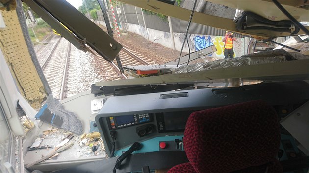 Kabina vlaku po srce s kamionem na pejezdu v Uhnvsi (6. z 2019)
