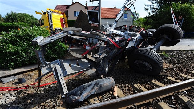 Kamion po srážce se vlakem na přejezdu v Uhříněvsi (6. září 2019)