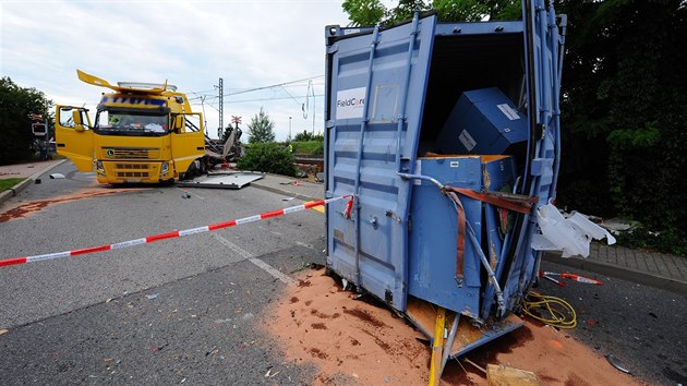 Okolí po srážce kamionu s vlakem na přejezdu v Uhříněvsi (6. září 2019)