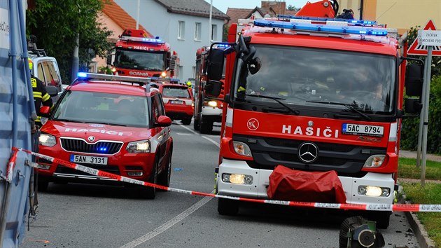 Zásah hasičů u nehody kamionu s vlakem na přejezdu v Uhříněvsi (6. září 2019)