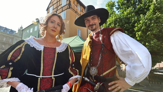 Sarosta Antonín Jalovec s manželkou v historických kostýmech, které si nechali vyrobit, čekají před Špalíčkem na vévodu Valdštejna (30. srpna 2019).