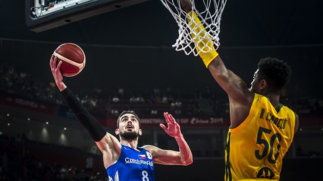 esk basketbalista Tom Satoransk zakonuje bhem zpasu s Brazli kolem Bruna Cabocla.