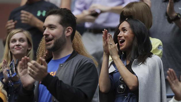 Meghan, vvodkyn ze Sussexu, v li Sereny Williamsov bhem finle tenisovho US Open.