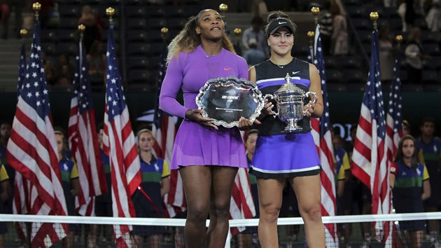 Kanadská tenistka Bianca Andreescuová (vpravo) s trofejí vítězky US Open. Ve finále přehrála Serenu Williamsovou (vlevo).