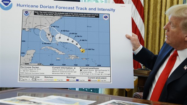 Americk prezident Donald Trump ukazuje pi brfinku v Blm dom tabulku, na kter nkdo viditeln rozil  fixou oblast, kterou by mohl zashnout hurikn Dorian. (4. z 2019)