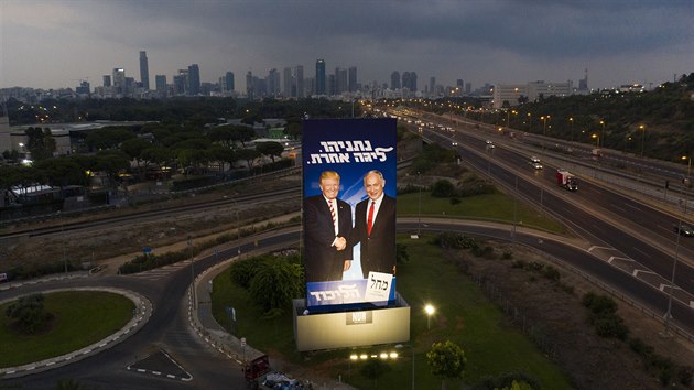 Volebn plakt izraelskho premira Benjamina Netanjahua, na kterm pzuje spolen s americkm prezidentem Donaldem Trumpem. (8. z 2019)